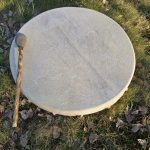 BĘBEN SZAMAŃSKI tradycyjny 60 cm + pałka - skóra kozy z włosem biały